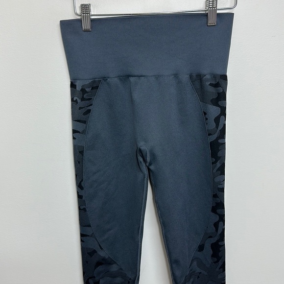 Zyia Gray Camo Performance Legging Medium - Picture 5 of 9